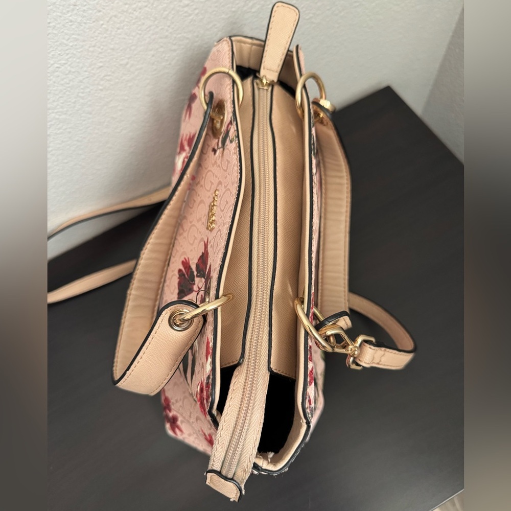 GUESS Floral Crossbody - Picture 3 of 6
